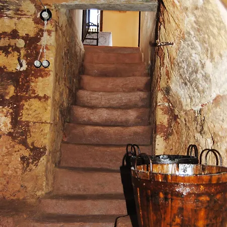 Ladelaide Pensión *